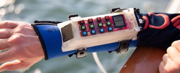 在欧洲杯买球app官网为野生海豚项目开发的, CHAT发出类似海豚的哨声，代表潜水员在水中处理的物体. 